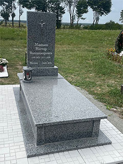 Пам'ятник з граніту одинарний львів Пам'ятник з сірого граніту недорого львів
