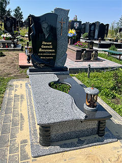 Пам'ятник гранітний з квітником львів Пам'ятник гранітний з квітником львів