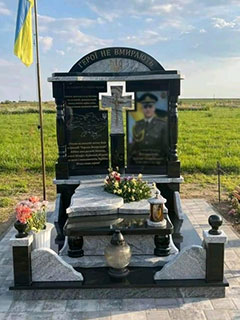 Пам'ятник військовому з квітником у львові