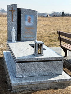 Європейський пам'ятник з зеленого граніту львів