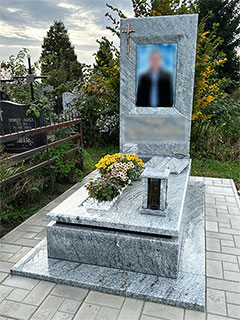 Європейський пам'ятник з білого граніту львів